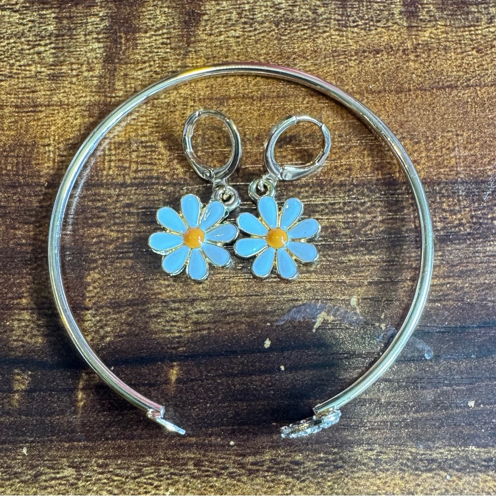 Goldtone Daisy Earrings and Heart Bracelet Set - Picture 2 of 4
